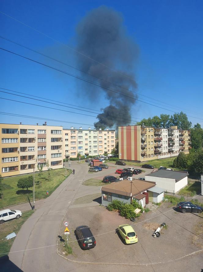 Czarny dym nad Śląskiem widoczny z Siemianowic i Katowic. Co się pali?