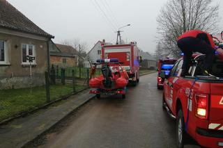 Bezbronny psiak wpadł do lodowatej wody. Nie mógł się wydostać. Strażacy: Zdążyliśmy w ostatniej chwili