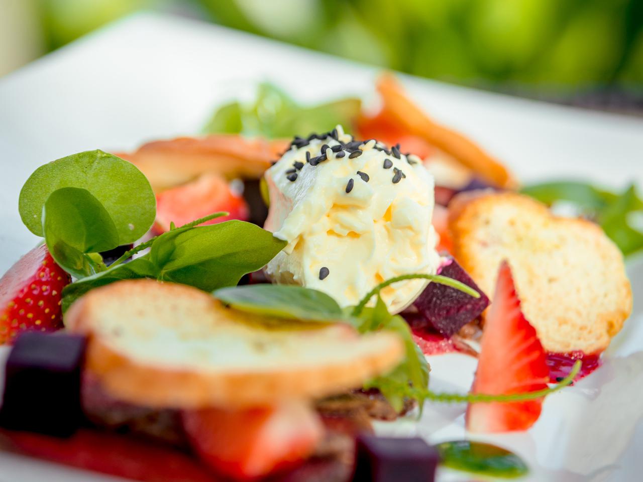 Sałatka z buraków i truskawek: zdrowa i oryginalna kombinacja