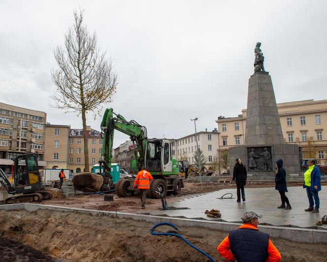 Plac Wolności coraz bardziej zielony