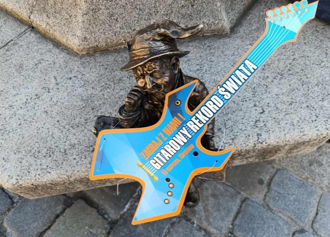 Gitarowy Rekord Świata 2024 we Wrocławiu rozpoczęty! Tak od samego rana wygląda teraz Rynek 