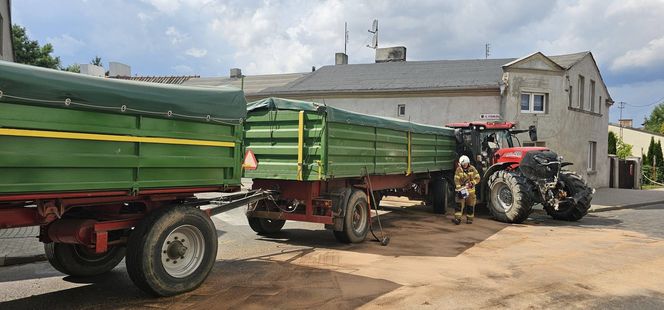 Traktor uderzył w auto i wjechał w budynki! Groźny wypadek pod Grudziądzem [ZDJĘCIA]
