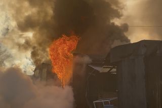 Pożar bazaru Różyckiego. Kłęby dymu nad historycznym targowiskiem
