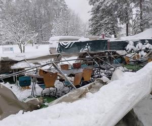 Zawalił się drewniany namiot na terenie ośrodka wypoczynkowego w Szymocicach 