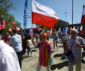 Święto Pracy w Warszawie. Przemaszerowali pod hasłem  Chcemy Europy Socjalnej!