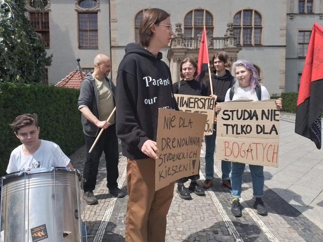 Protest studentów przed rektoratem UAM