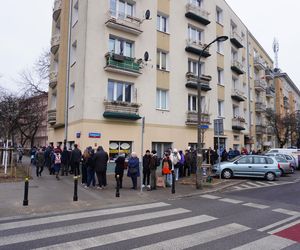 Kolejka przed pracownią cukierniczą Zagoździński na Woli 27.02.2025