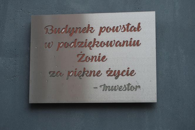 Tabliczka z podziękowaniami dla żony w patio budynku na roku ulic Górki i Głogowskiej