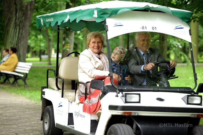 M jak miłość odc. 1012. Barbara (Teresa Lipowska), Stanisław (Włodzimierz Matuszak), Ania (Weronika Wachowska)