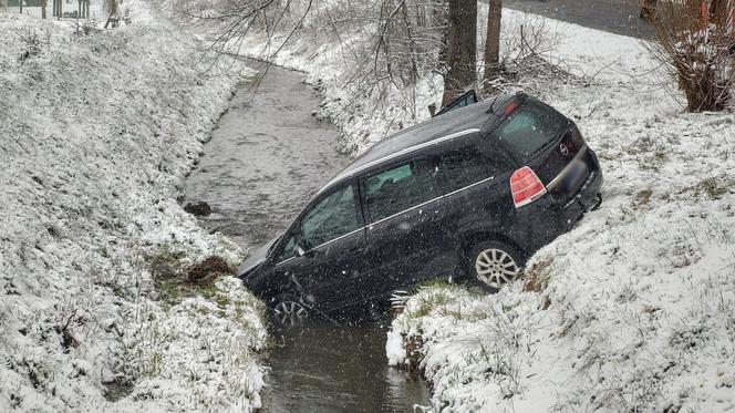 Opel wpadł do potoku po zderzeniu z innym samochodem. Kierowca został uwięziony