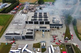 Spalona hala Aksam w Malcu