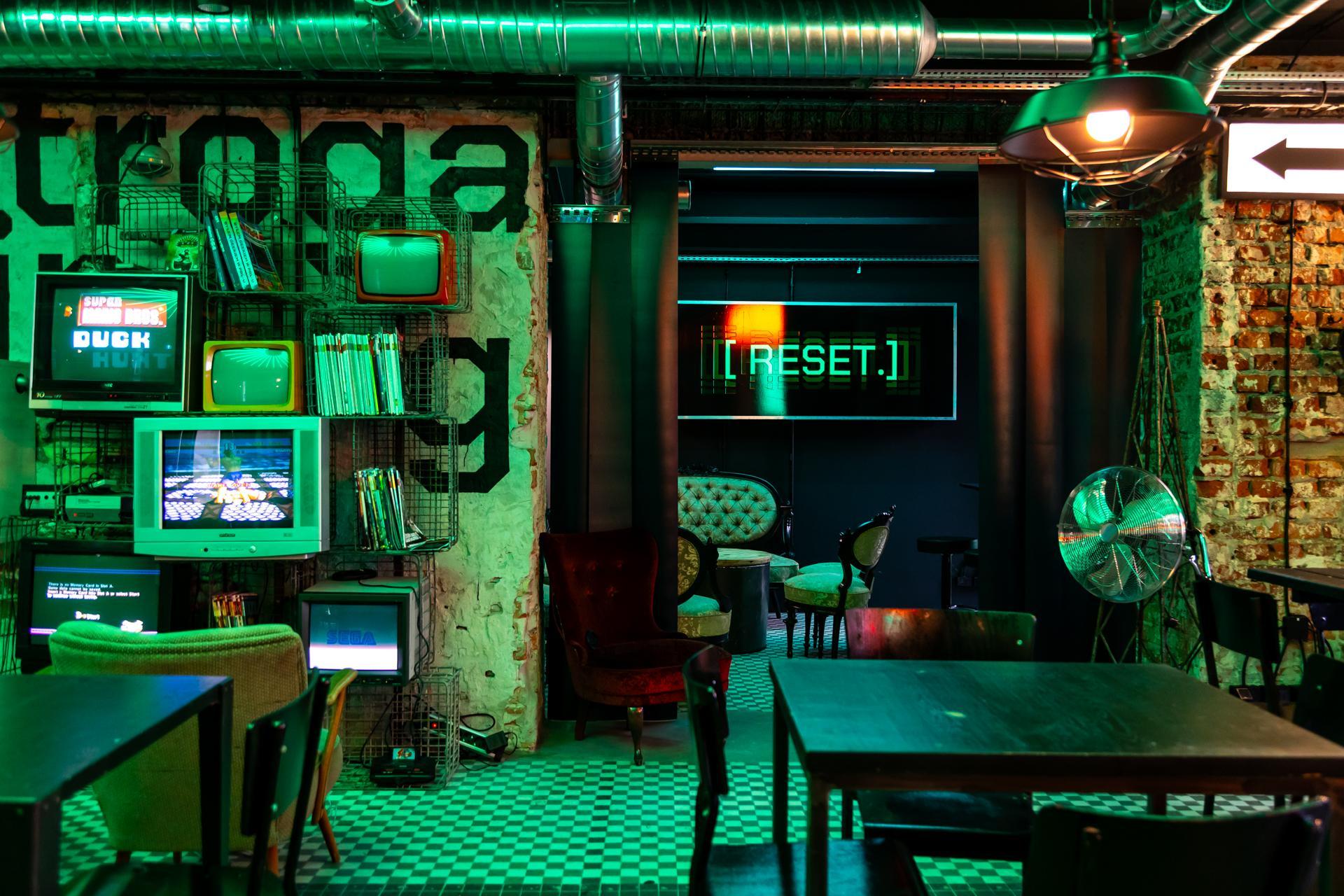 Pub H.4.0.S. Warszawa – konsole w strefie retro