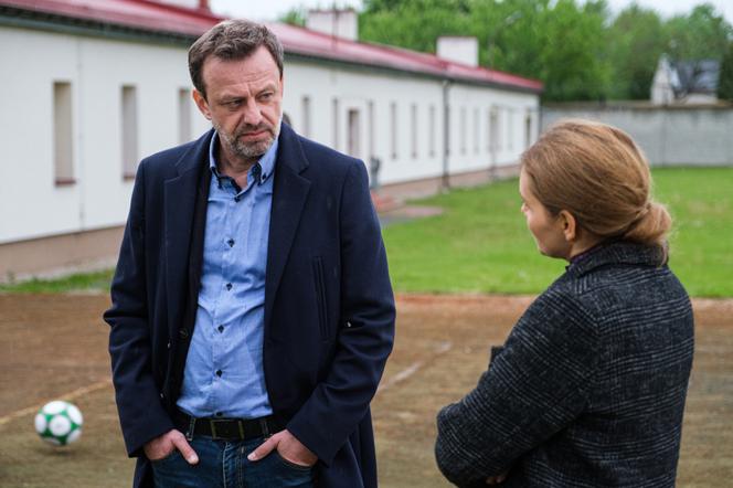Na Wspólnej odc. 3312. Krzysztof Smolny (Łukasz Konopka), dyrektorka poprawczaka Żabiniec (Ewa Kaczmarek-Domagalska)