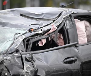 Dachowanie w Warszawie! Wcześniej na tej ulicy doszło do śmiertelnej masakry