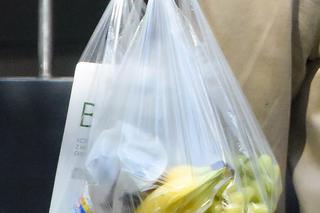 Jerzy Połomski kupuje gazetę Super Express, winogrona, banany i łososia