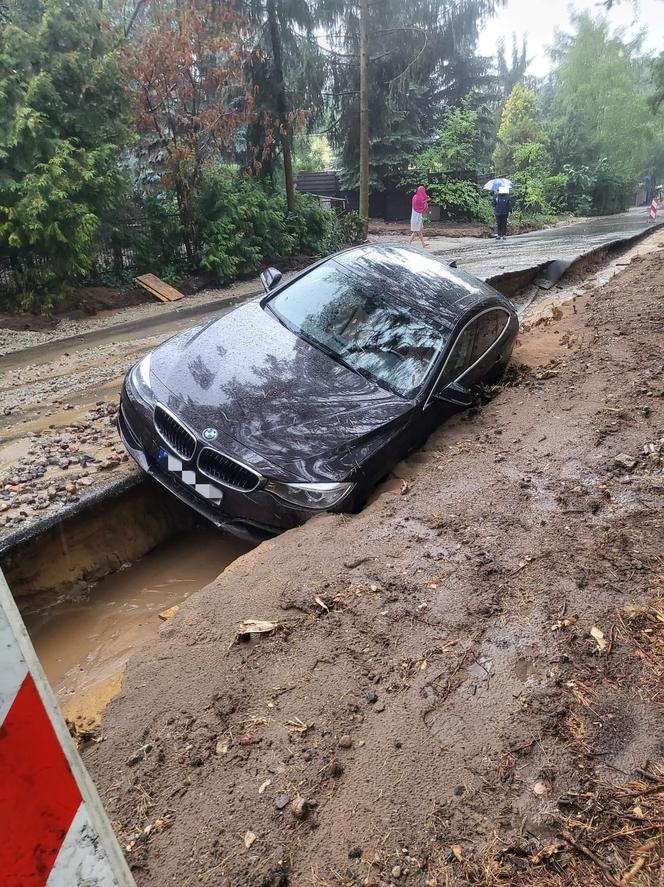 Zniszczona droga w Dominicach, zalany tunel drogowy w Kościanie