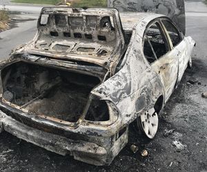 Zabrał córkę na naukę jazdy, potem zadał jej 20 ciosów nożem. Podpalił siebie i dziecko