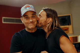 Nowości Muzyczne 2019: Robbie Williams i Bob Sinclar razem w Electrico Romantico!