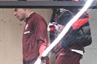 Piłkarze reprezentacji chowają się przed dziennikarzami po klęsce z Finlandią