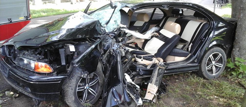 Rudka w powiecie bielskim. BMW uderzyło w drzewo. Kierowca w szpitalu