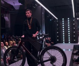 Syn Anny Przybylskiej modelem! Tak Szymon Bieniuk zaprezentował się na wybiegu obok Sworowskiej, Popiel i Kupisza