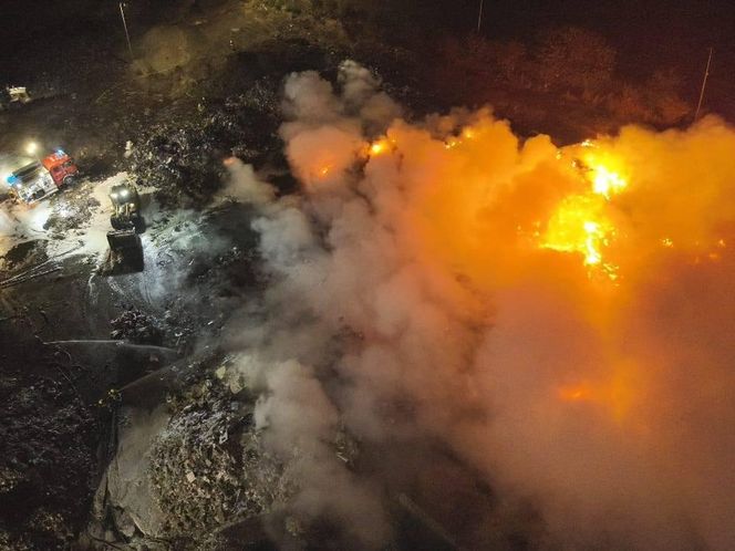 Strażacy walczyli z ogniem na składowisku odpadów w Bełżycach