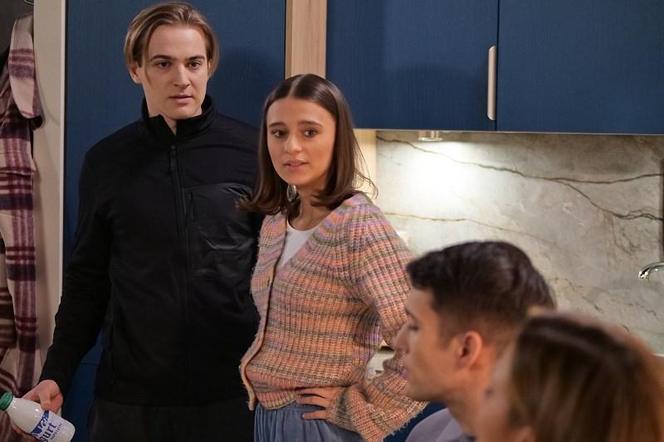 Pierwsza miłość, odcinek 3779: Anka (Anna Pentz), Biały (Igor Paszczyk), Iga (Waleria Gorobets), Filip (Dominik Smaruj)