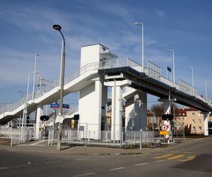  Takiego absurdu w Warszawie już dawno nie było. Mieszkańcy Pragi załamani po budowie kładki nad torami