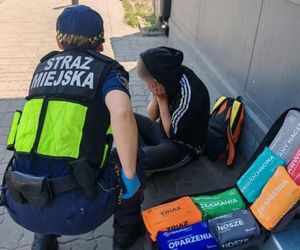 Kobieta w ciąży leżała pod sklepem i błagała o wodę. Przechodnie nie reagowali