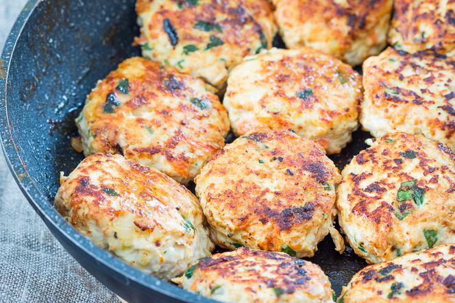 Soczyste i pyszne burgery drobiowe ze szpinakiem i serem feta