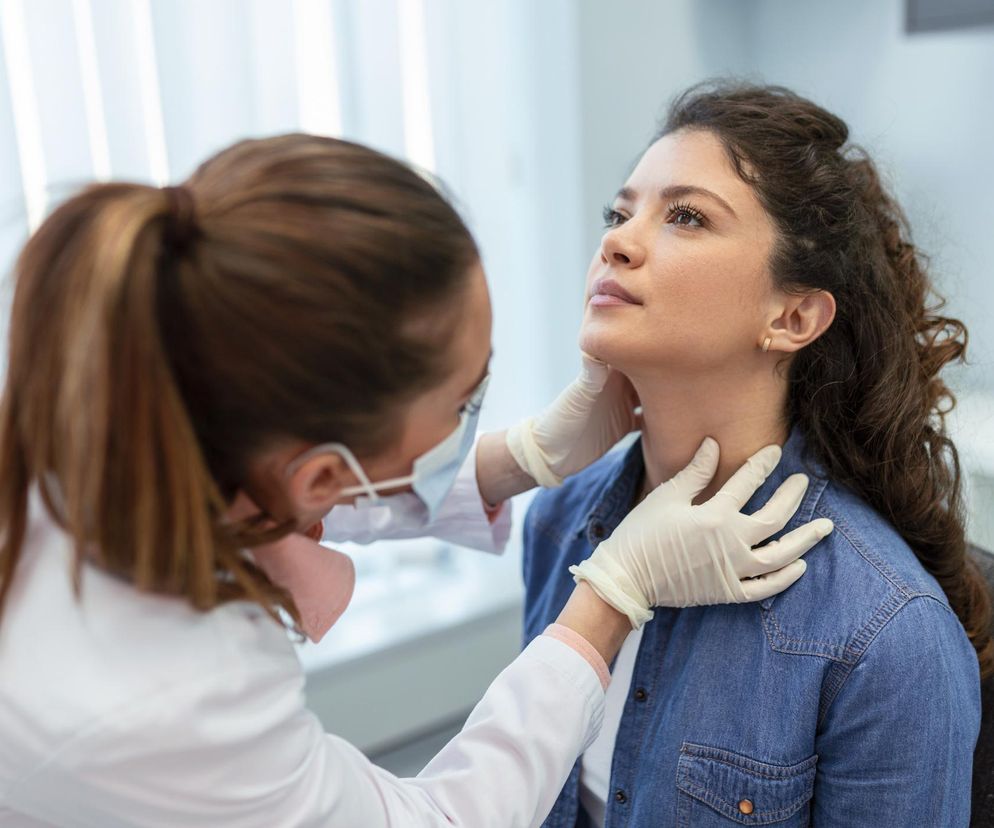 Witamina, którą Polki biorą na włosy, uszkadza tarczycę? Wyjaśniamy, czym grozi przedawkowanie biotyny