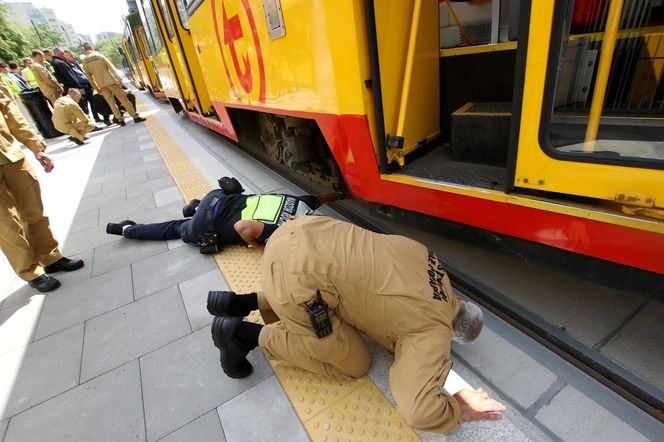 Tramwaj na Stegnach zawisł nad ziemią. Strażacy padli na kolana 