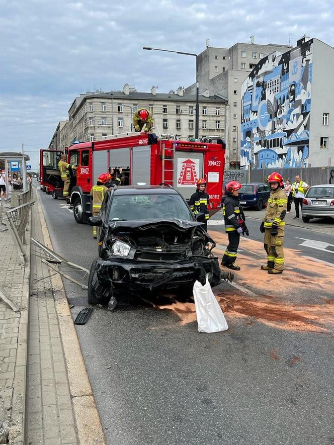 Pijany staranował barierki przy przystanku tramwajowym. O krok od tragedii w Warszawie