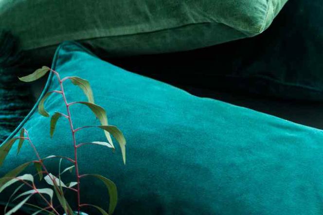 Aksamitne poszewki na poduszki w odcieniach szmaragdowej zieleni