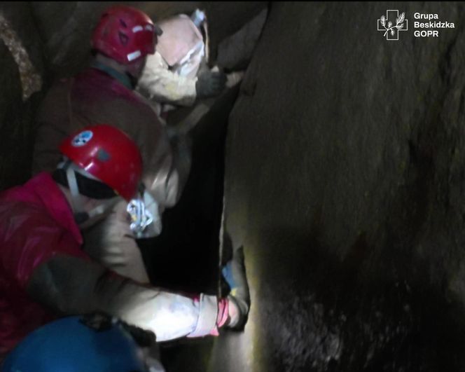 Akcja ratunkowa w Jaskini Salmopolskiej w Beskidach. Ratownicy walczyli o grotołaza przez 4 godziny
