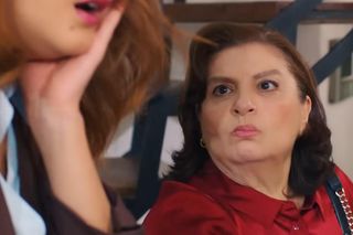 Miłość i nadzieja - matka Kuzeya wpada w szał i atakuje Elif