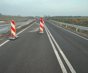 Zapadł się asfalt na nowej drodze z Osiecznej do Goniembic