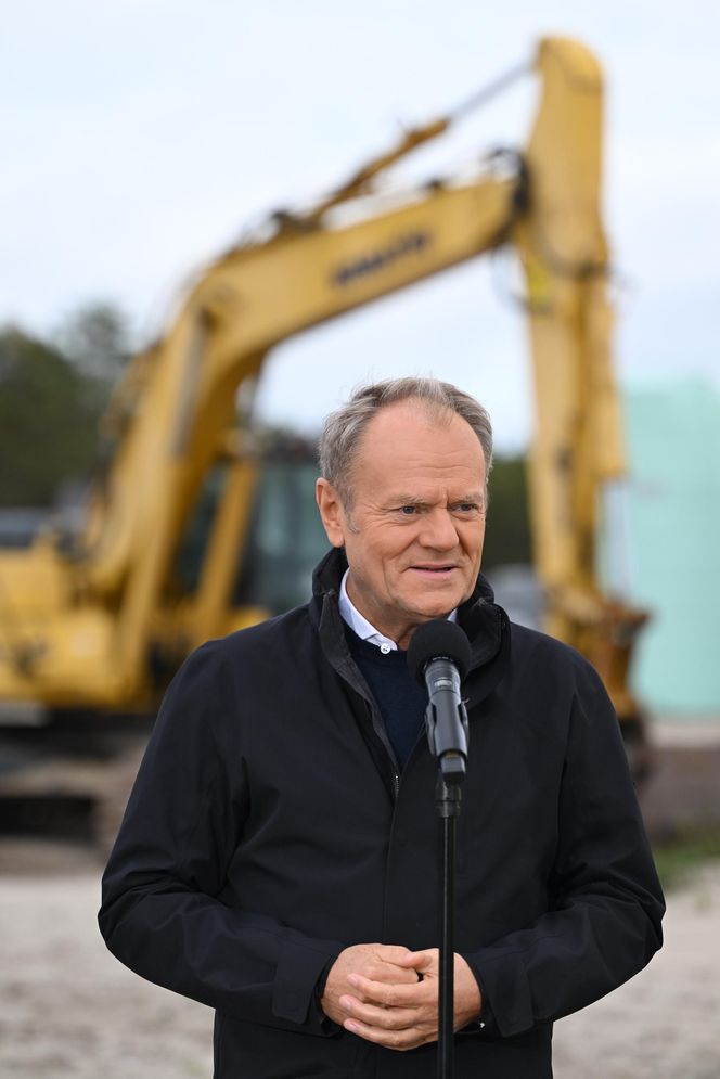 iebrowo, 15.10.2025. Premier RP Donald Tusk podczas wizyty na miejscu planowanej budowy pierwszej polskiej elektrowni jądrowej Lubiatowo – Kopalino w Biebrowie (woj. pomorskie)