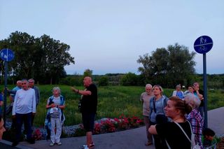 Magiczna Noc Świętojańska w Starym Fordonie. Spacer pod gwiazdami przyciągnął bydgoszczan i turystów