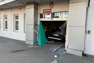 Celowo wjechał samochodem w budynek komisariatu! „Manewr powtórzył kilkukrotnie”