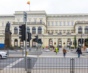 Sadzenie zieleni na placu Bankowym w maju 2025 r.
