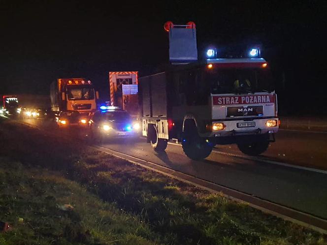  Dwie osoby trafiły do szpitala po dachowaniu na autostradzie