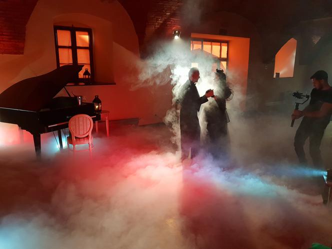 Sachiel na planie klipu "Ponad chmurami"