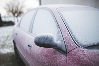 Zamrożone szyby po zimnej nocy? Skrobaczka to niejedyna metoda. Oto sprawdzone sposoby