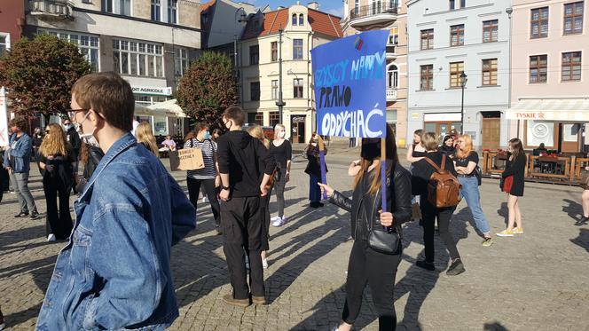 Protest w Grudziądzu, przeciwko agresji i dyskryminacji rasowej w Ameryce