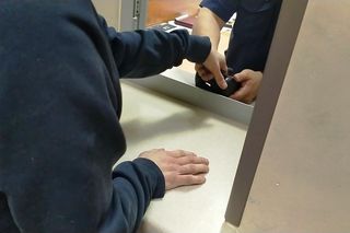 Schował się pod materacem w dziecięcym pokoju. Miał broń i narkotyki. 33-latek usłyszał zarzuty