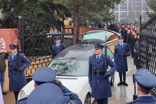  Wrocław. Ostatnie pożegnanie policjantów zastrzelonych na służbie. Wasz tata jest bohaterem