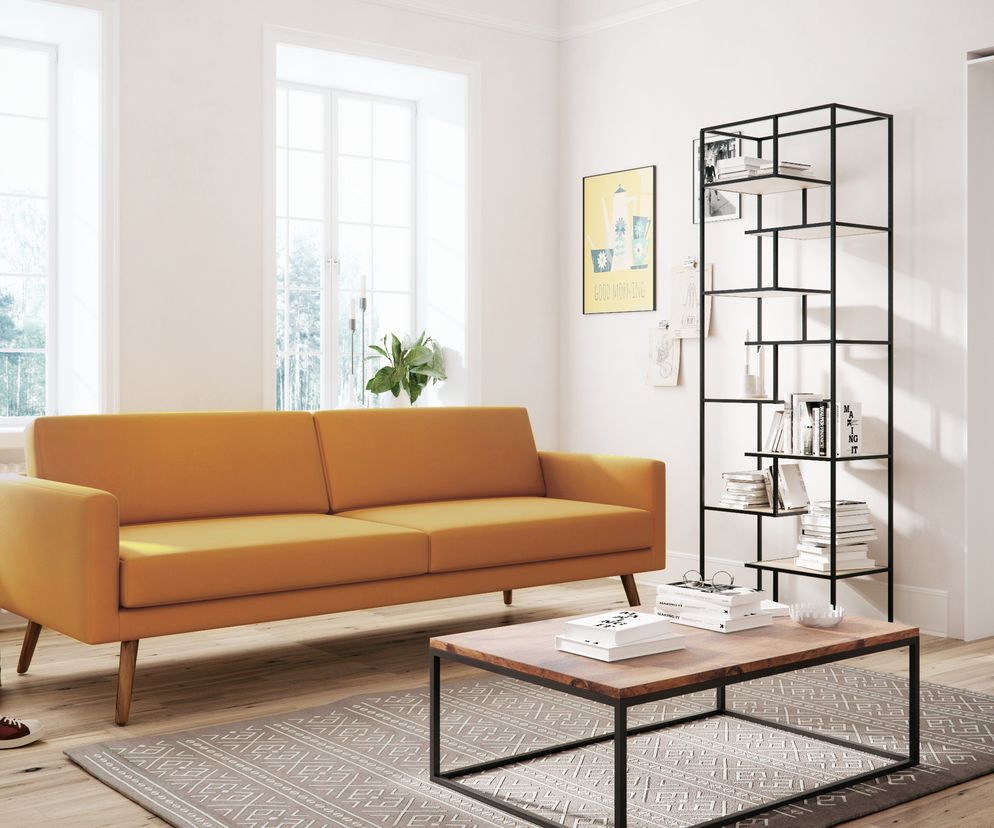 Musztardowa sofa do salonu. Wybraliśmy 10 najmodniejszych modeli!