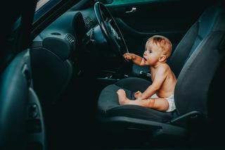 Małe dziecko zatrzaśnięte w samochodzie na terenie Iławy