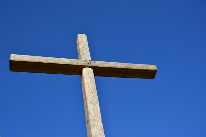 Kto ściął przydrożny krzyż? Policja szuka sprawcy obrazy uczuć religijnych